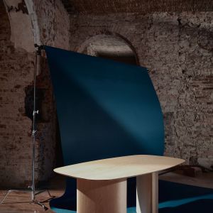 Producent oferuje trzy wersje blatów stołów – o kształcie w obrębie kwadratu, prostokąta oraz nieregularnym, przeznaczone dla 6-8 osób. Fot. Ragaba