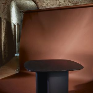 Blaty stołu można dowolnie zestawiać z wysokościami nóg, tworząc tym samym odpowiedni do naszego wnętrza typ stołu lub ławy kawowej. Fot. Ragaba