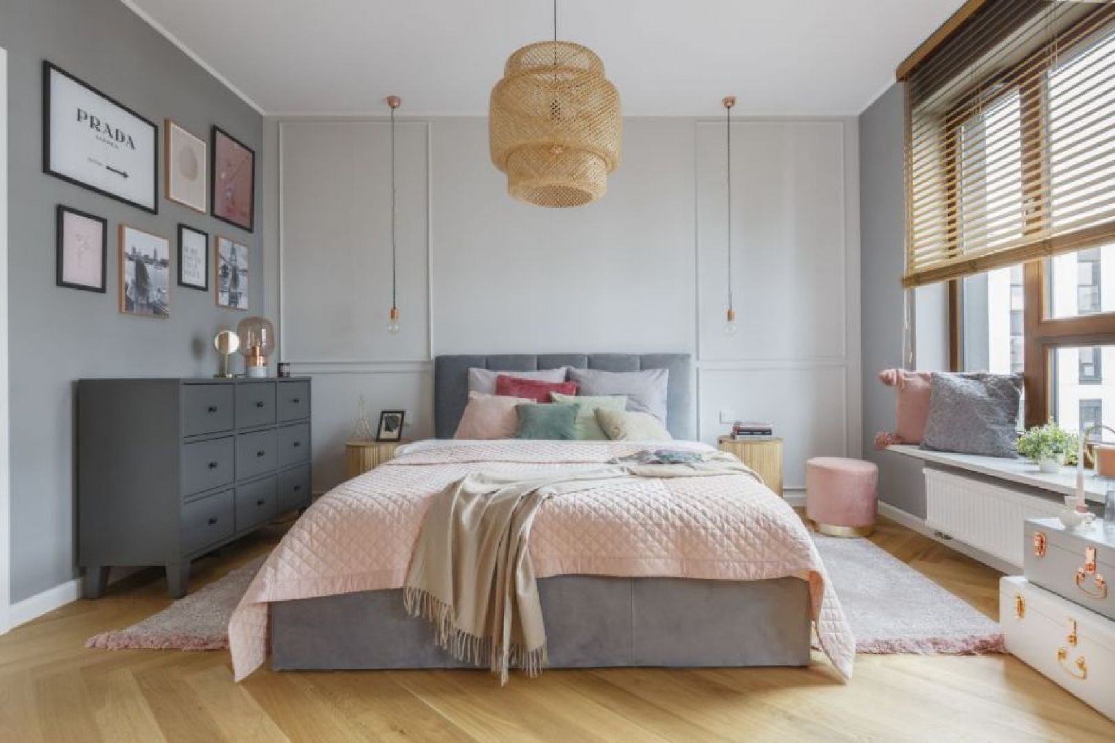 Ścianę za łóżkiem w sypialni zdobi stylowa sztukateria, która zdecydowanie wyróżnia się na tle nowoczesnej aranżacji. Projekt: Decoroom. Fot. Pion Poziom