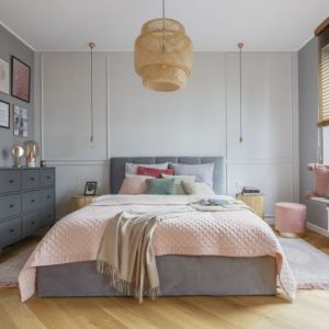 Ścianę za łóżkiem w sypialni zdobi stylowa sztukateria, która zdecydowanie wyróżnia się na tle nowoczesnej aranżacji. Projekt: Decoroom. Fot. Pion Poziom