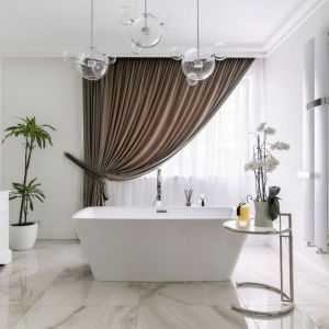 Przestronna łazienka z wanną wolnostojącą. Projekt: Piotr Łucyan, Art’Up Interiors. Fot. Ład Studio