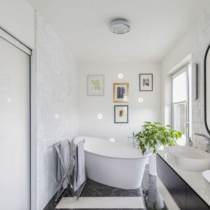 Jasna łazienka z wanną wolnostojącą. Projekt: Katarzyna Rohde, Home&Style. Fot. PionPoziom
