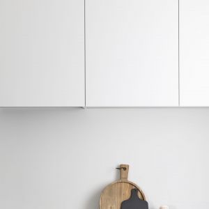 Białe fronty i biała ściana nad blatem w kuchni. Projekt wnętrza: The Wall Pracownia Architektury. Zdjęcia: Magdalena Łojewska / Vey Photography
