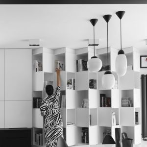 Właściciele kochają książki i nie mogło zabraknąć na nie miejsca w mieszkaniu. Projekt wnętrza: The Wall Pracownia Architektury. Zdjęcia: Magdalena Łojewska / Vey Photography