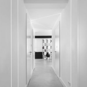 Minimalistyczna zabudowa znalazła się także w korytarzu. Projekt wnętrza: The Wall Pracownia Architektury. Zdjęcia: Magdalena Łojewska / Vey Photography