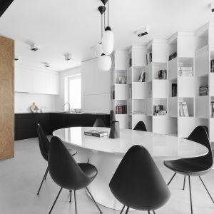 Główne miejsce w salonie zajmuje regał na książki. Projekt wnętrza: The Wall Pracownia Architektury. Zdjęcia: Magdalena Łojewska / Vey Photography