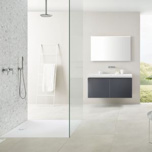 W modnych łazienkach z prysznicem doskonale sprawdzi się designerski panel prysznicowy Geberit Olona, który idealnie wpisujący się w aktualne wnętrzarskie trendy. Fot. Geberit