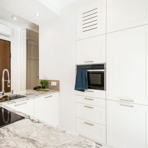 Biała zabudowa meblowa jest lekka i doskonale sprawdza się w małym mieszkaniu. Projekt i zdjęcia: KODO Projekty i Realizacje Wnętrz