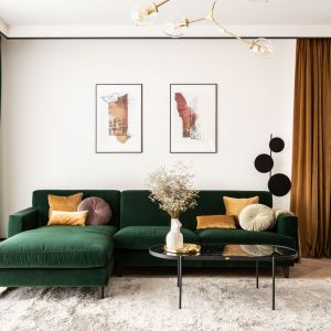Elegancka sofa w ciemnozielonym kolorze to model Rio Nobonobo. Proj. Studio Brzask. Fot. Grzegorz Rejniak