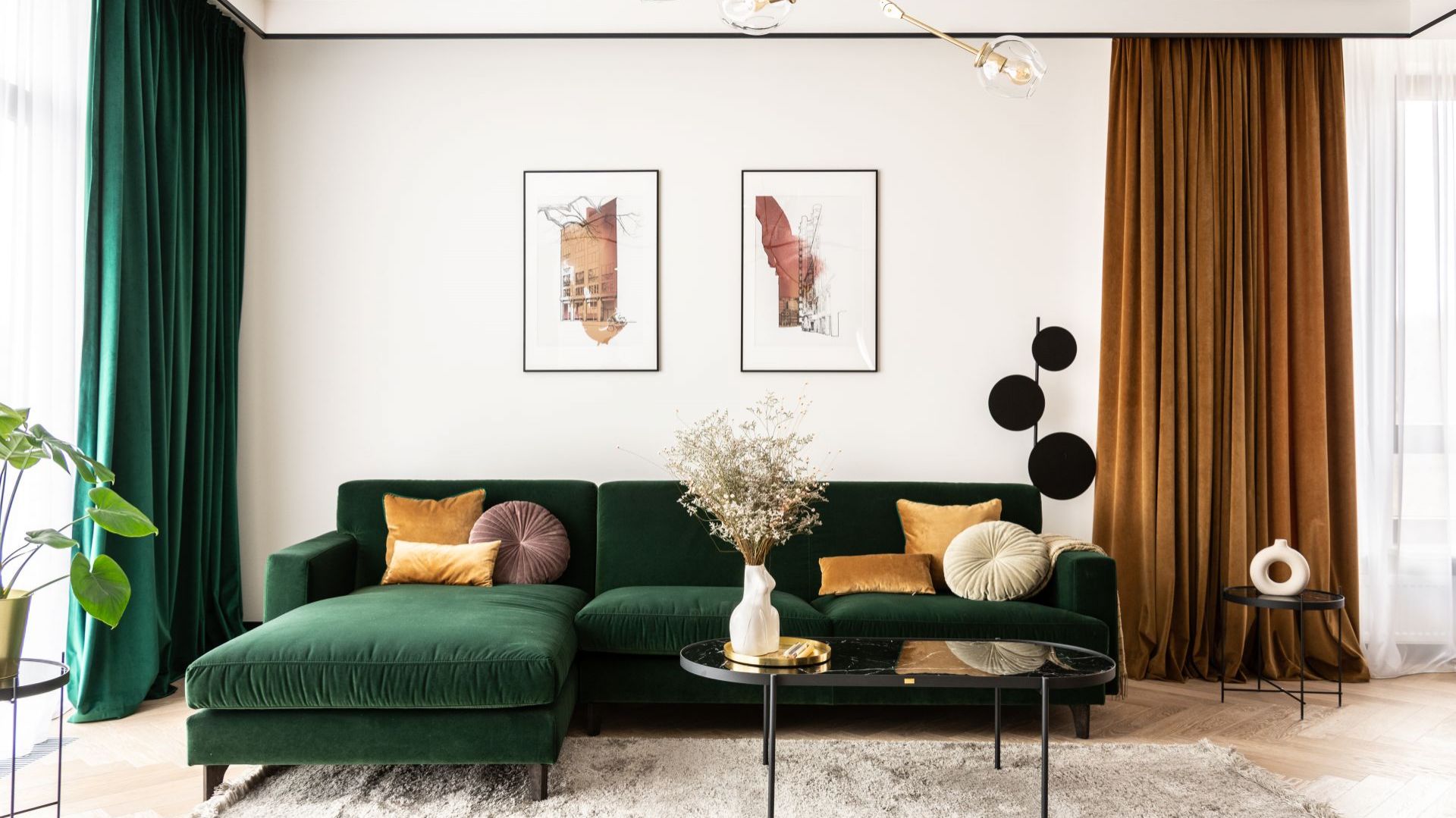 Sofa w salonie: 12 modnych pomysłów 2022. Dużo inspiracji!