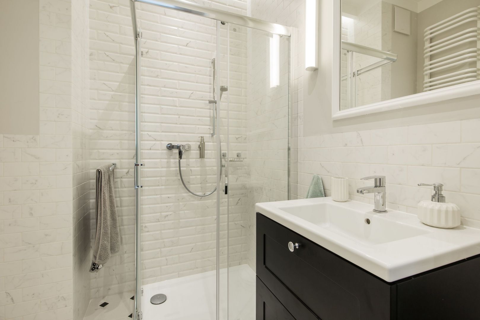 Mała łazienka z prysznicem w jasnych kolorach. Projekt i zdjęcie: KODO Projekty i Realizacje Wnętrz