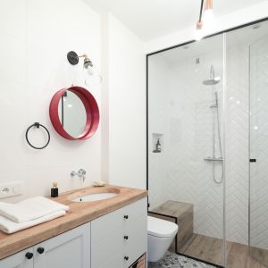 Nowoczesna łazienka z prysznicem bez brodzika. Projekt: Anna Krzak. Fot. Bartosz Jarosz