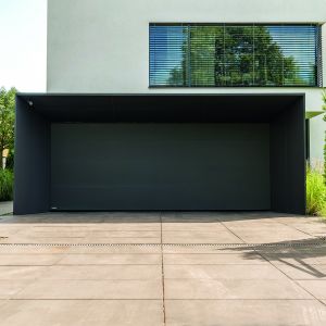 Najpopularniejszym obecnie na rynku rozwiązaniem są bramy garażowe segmentowe z napędem. Fot. Krispol