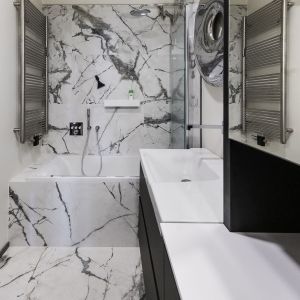 Istotnym elementem wyposażenia łazienki jest prostokątna wanna marki Koło o klasycznej budowie, do której wybrano nowoczesne rozwiązania z oferty marki Geberit. Projekt: Kasia Orwat, Orwat Design. Fot. Karina Awarska