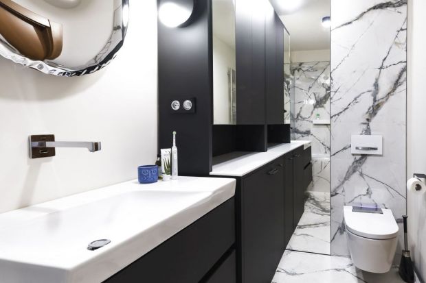 Nowy projekt Kasi Orwat, właścicielki pracowni Orwat Design, to udana metamorfoza własnej łazienki. Architektka postawiła na ponadczasowy design oraz nowe funkcjonalności. Uniwersalne tło dla całej aranżacji tworzą płytki imitujące rysunek mar