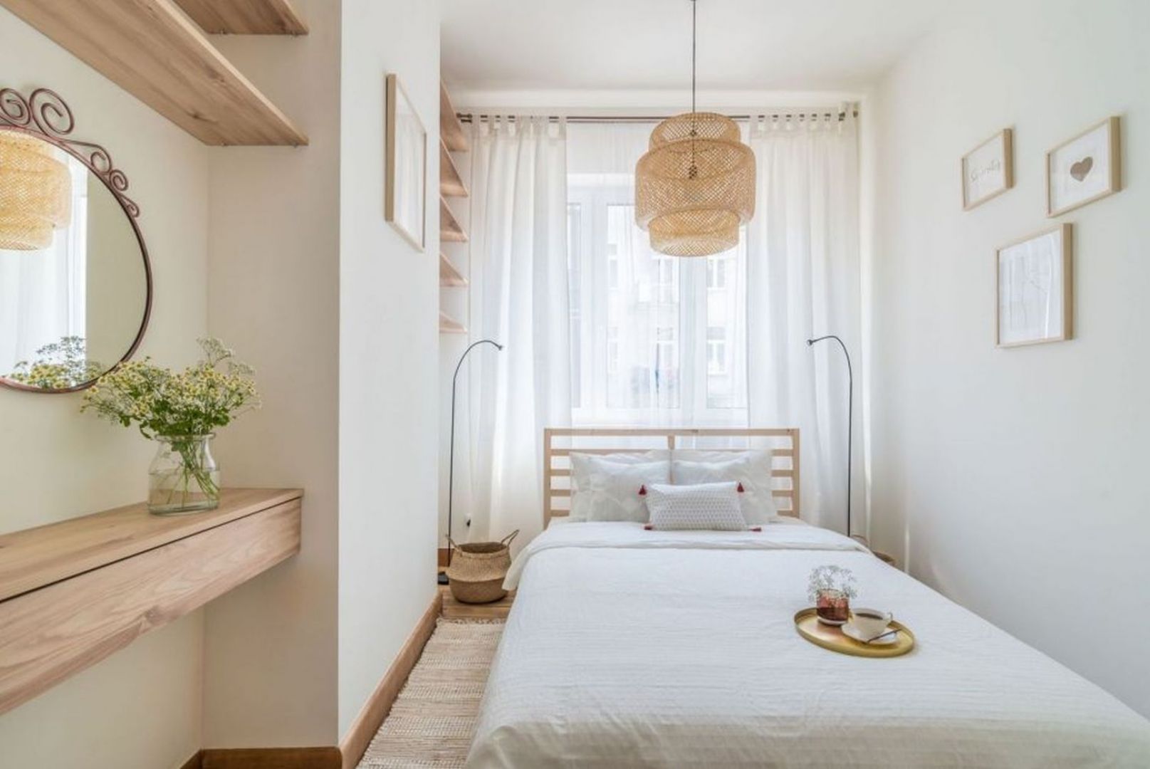 Nieduża sypialnia urządzona w bieli i z dużą ilością drewna. Projekt i stylizacja: Ola Dąbrówka, pracownia Good Vibes Interiors. Fot. Marcin Mularczyk
