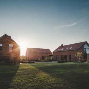 Projekt domu na Mazurach nawiązuje do charakterystycznej dla polskiej wsi architektury zagrodowej z wewnętrznym dziedzińcem. Projekt: Jagna Bielowicka