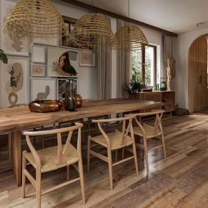 W jadalni znajduje się stół na 12 osób, który został oświetlony lampami wykonanymi z naturalnych raf. Projekt i zdjęcia: Studio Rysik