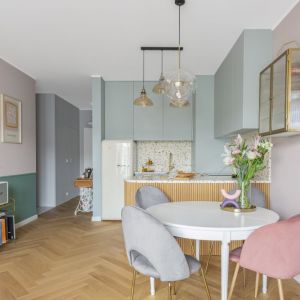 Pastelowy salon z kuchnią - kolory miętowe, turkusowe i pudrowe. Projekt: Decoroom. Fot. Pion Poziom