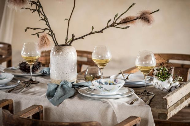 Jak pięknie i modne udekorować stół na Wielkanoc? Mamy dla was kilka bardzo ciekawych pomysłów na aranżację świątecznego stołu. Koniecznie zobaczcie wszystkie. <br /><br /><br />