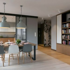 Kuchnię od salonu oddzielają szklane drzwi. Projekt:  MIKOŁAJSKAstudio. Fot. Jakub Dziedzic (Wnętrza Kraków)