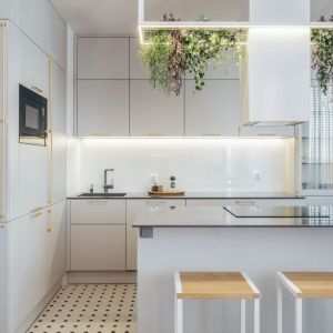 Ścianę nad blatem w kuchni zdobi szkło w białym kolorze. Projekt: Monika Wierzba-Krygiel. Fot. Hania Połczyńska