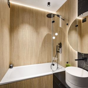 Minimalistyczna łazienka z drewnem i kamieniem. Projekt: Miśkiewicz Design. Fot. Łukasz Zandecki