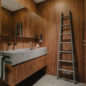 Urządzona w drewnie, naturalna łazienka z akcentami vintage. Projekt wnętrza: Finch Studio. Zdjęcia: Zasoby Studio