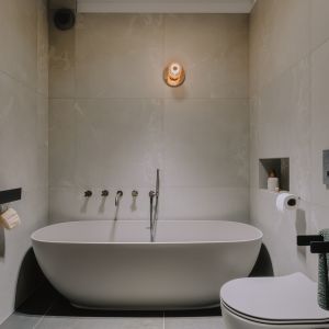 Wanna wolnostojąca w łazience w stylu japandi. Projekt wnętrza: Finch Studio. Zdjęcia: Zasoby Studio