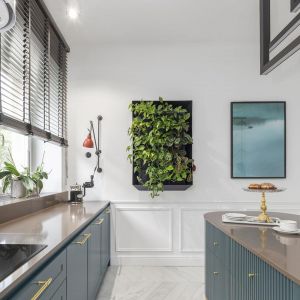 W kuchni pięknie wygląda też dekoracja w postaci zielonej ściany. Projekt wnętrza: Hanna Pietras Architects. Zdjęcia: mat. prasowe AQForm