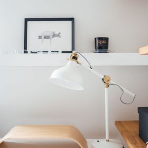 Lampka w klimacie vintage. Projekt wnętrza: Anna Błaszczyk, Pracownia wnętrz Artewizjon. Zdjęcia: Michał Sierakowski