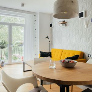 Sofa w salonie w intensywnie żółtym kolorze. Projekt wnętrza: Anna Błaszczyk, Pracownia wnętrz Artewizjon. Zdjęcia: Michał Sierakowski