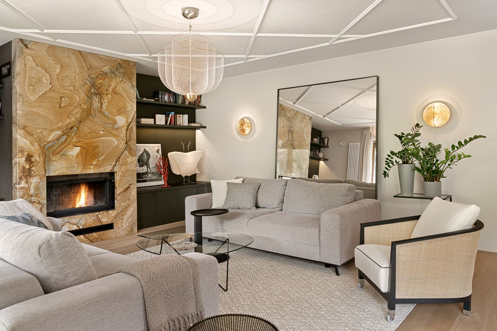 Elegancki salon z kominkiem. Projekt: MoodWorks. Fot. Tom Kurek