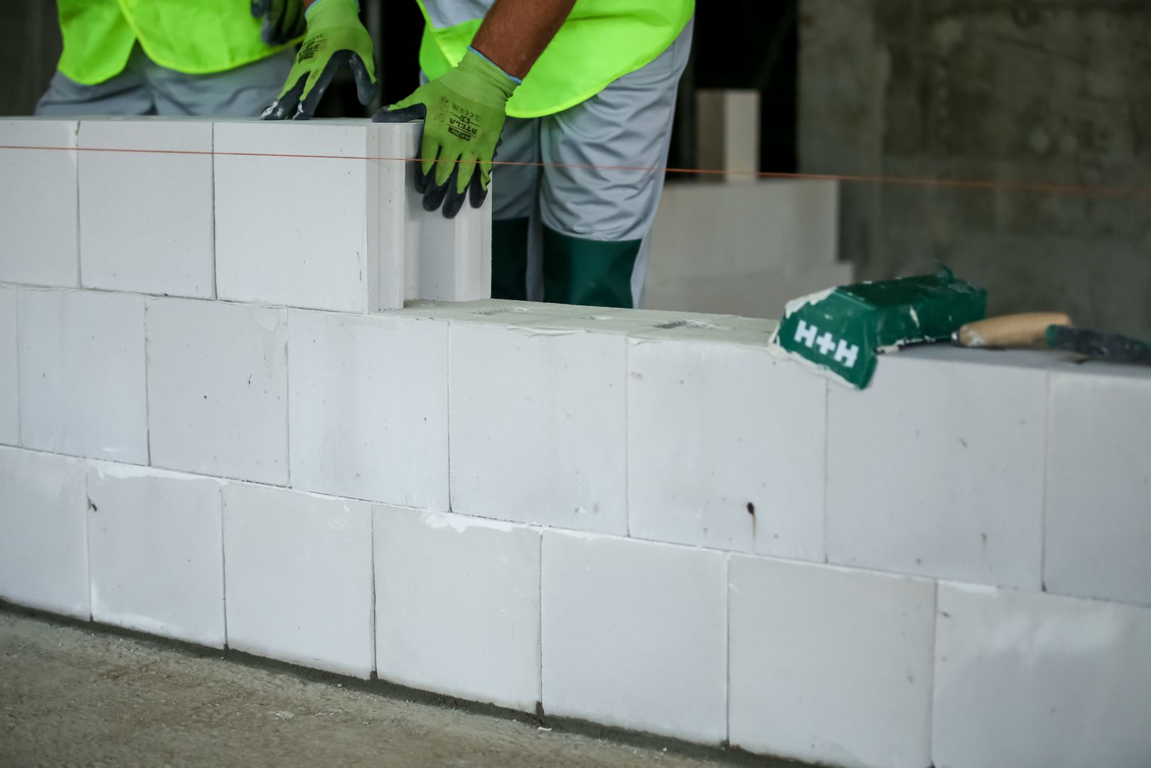 Ściany wykonane z bloczków silikatowych będą dobrym rozwiązaniem w stale użytkowanych budynkach, w których zależy nam na utrzymywaniu względnie stałej temperatury przez dłuższe okresy lub cały sezon grzewczy. Fot. H+H