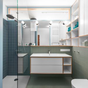 Wygodna łazienka z prysznicem.  Projekt: Atelier Starzak Strebicki. Fot. Jakub Wittchen