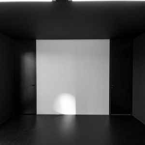Ze względu na funkcję, zarówno ściany, jak i drewno podłogowe pomalowane zostały tu w kolorze czarnym. Projekt: Atelier Starzak Strebicki. Fot. Jakub Wittchen