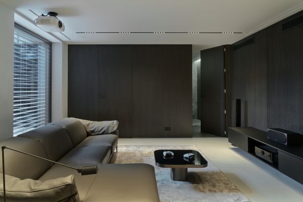 Dom o powierzchni 500 metrów kwadratowych znajduje się we Wrocławiu. Modernistyczna bryła skrywa wygodne, komfortowe i eleganckie wnętrze. Aranżacja bazuje na kolorach ziemi, które doskonale łączą się z ciepłą bielą i szarościami.