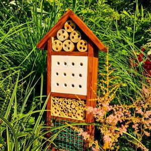 Domek dla pszczół i innych owadów - możesz go zrobić samodzielnie lub kupić w sklepie. Fot. Dragon Poland