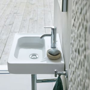 Ofertę Soleil by Starck uzupełniają małe umywalki, które sprawdzą się szczególnie w mniejszych pomieszczeniach, takich jak łazienki gościnne. Fot. Duravit