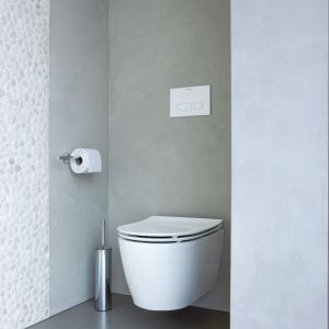 Finezja projektu jest widoczna również w miskach toaletowych Soleil by Starck. Pokrywa zamyka się delikatnie i bezgłośnie dzięki funkcji SoftClose. Fot. Duravit