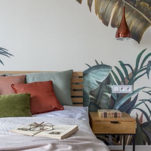 Piękna sypialnia z tapetą w tropikalne wzory. Projekt: Pracownia Prosty Plan Iza Gemzała. Zdjęcia: Pion Poziom