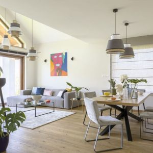 Oświetlenie w salonie połączony z jadalnią w neutralnych kolorach. Autorzy: MM Architekci Małgorzata Bacik, Andrzej Bacik. Fot. Yassen Hristov. Stylizacja sesji: Anna Bacik