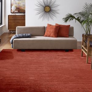 Jeśli po zimie wciąż jeszcze brakuje nam sił do działania, ubierzmy dom w energetyczne kolory. Ogniście czerwone dywany, zarówno gładkie, jak i trójwymiarowo strzyżone w abstrakcyjne wzory, znajdziemy w ofercie marki Samarth. Fot. Samarth