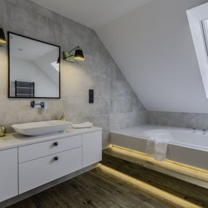 Jasna, minimalistyczna łazienka na poddaszu z wanną. Projekt: Dominika Jurczak, DK architektura wnętrz. Fot. Krzysztof Czapor