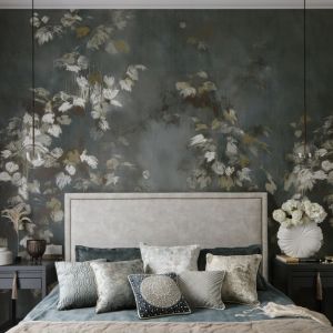 Ściana za łóżkiem w sypialni wykończona jest ciemną, szarą tapetą w kwiaty. Projekt: MIKOŁAJSKAstudio. Fot. Yassen Hristov. Stylizacja: Anna Salak