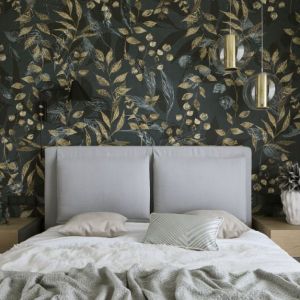 Ściana za łóżkiem w sypialni wykończona jest ciemną tapetą o roślinnym wzorze, rozświetloną, złotymi akcentami. Projekt: MIKOŁAJSKAstudio. Fot. Yassen Hristov. Stylizacja: Anna Salak