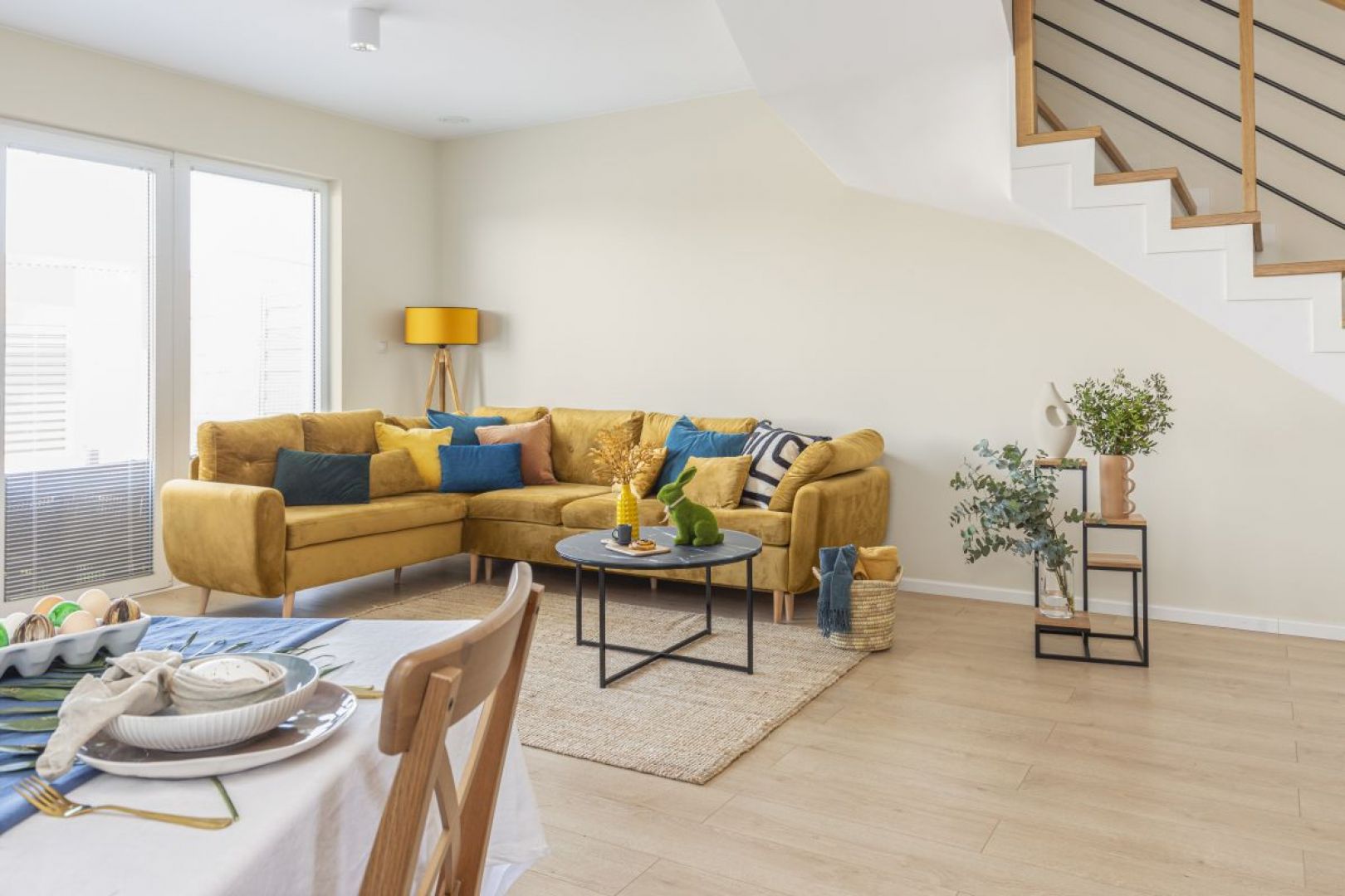 Dominującą we wnętrzu jasną kolorystykę przełamały nasycone, odważne barwy, które dynamizują przestrzeń. Projekt: Decoroom. Fot. Pion Poziom