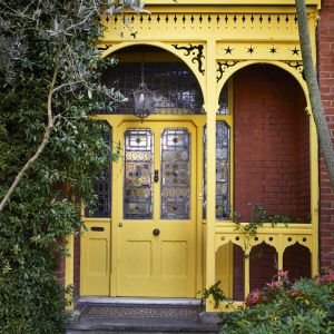Wielkanocne inspiracje od Annie Sloan. Drzwi zewnętrzne pomalowane farbą kredową w żółtym kolorze. Fot. mat. prasowe Annie Sloan