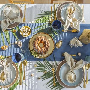 Wielkanocny stoł - pomysł z kolorem niebieskim. Projekt: Decoroom. Fot. Pion Poziom