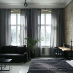 92-metrowe mieszkanie w kamienicy odnowione w minimalistycznym stylu. Projekt wnętrz: Martina Weiser, pracownia krea.tina